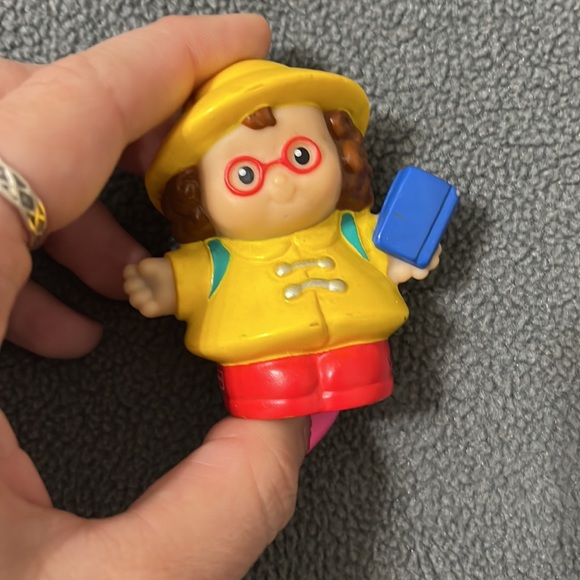 2002 Vintage Fisher Price Little People Maggie Yellow Raincoat School Figure - Picture 4 of 4